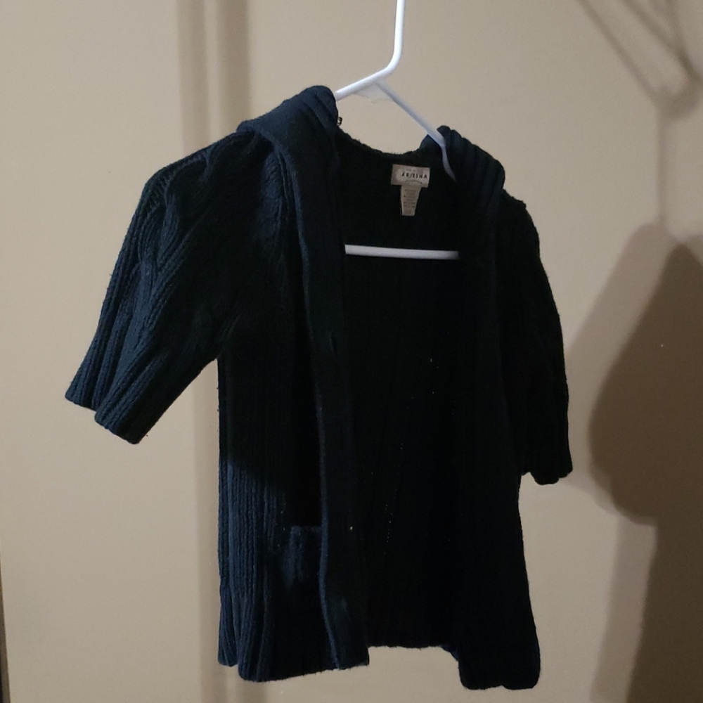 Black short-sleeved knit hoodie